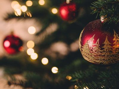 Julekugle på juletræ