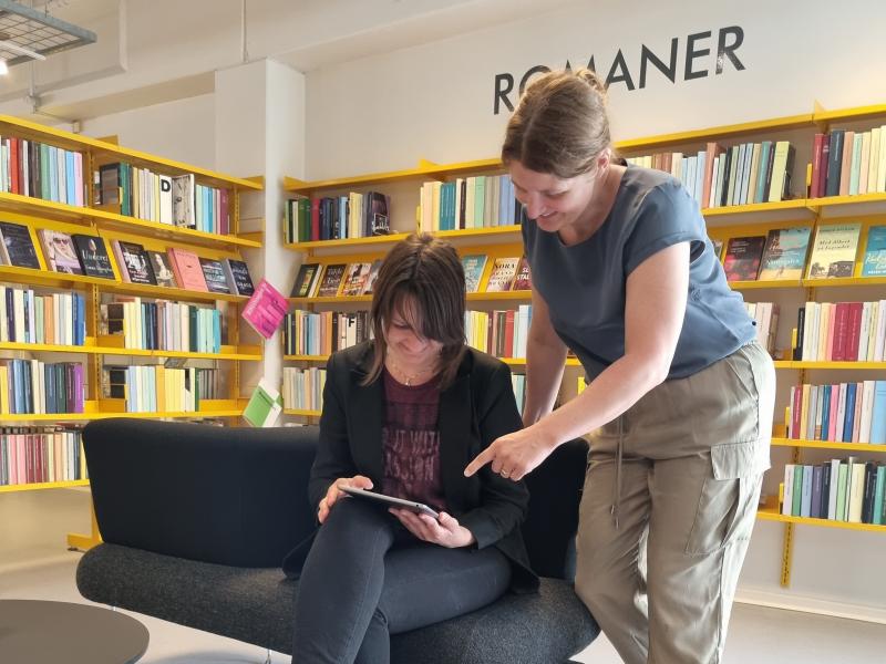 Bibliotekar hjælper borger